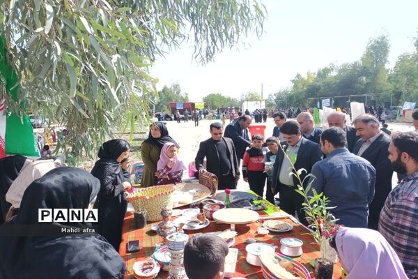 شادی پیمایی تئاتر درسی به مناسبت دهه فجر در بهبهان