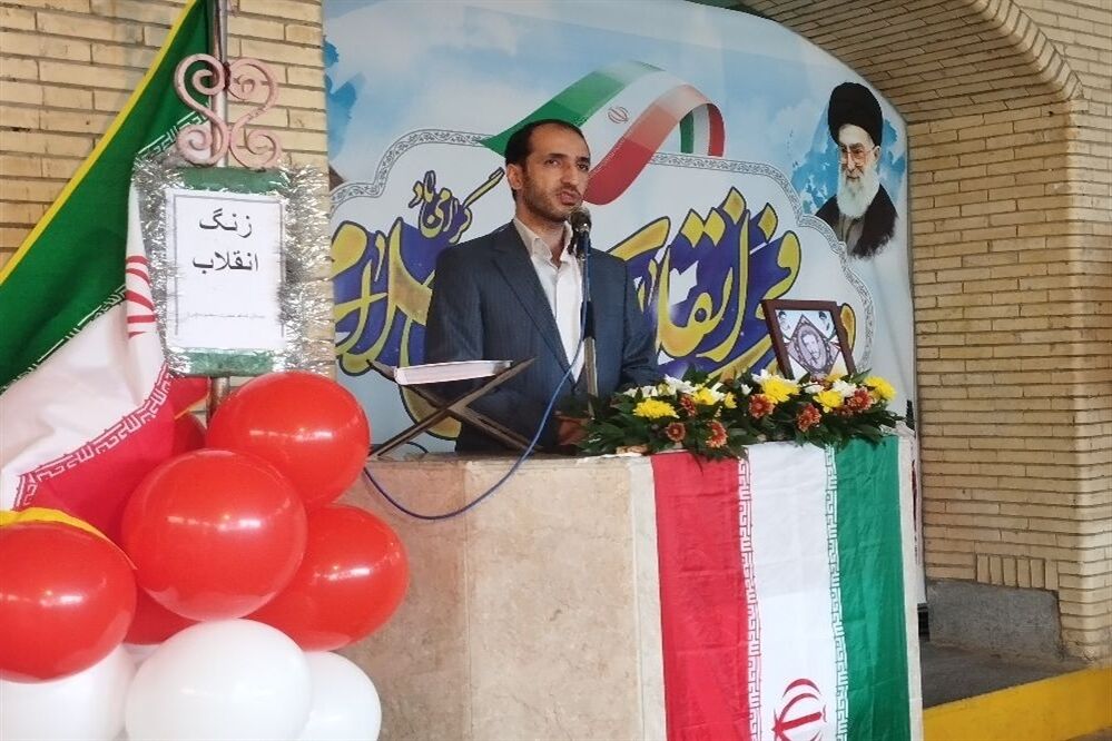 طنین زنگ انقلاب در حاجی آباد