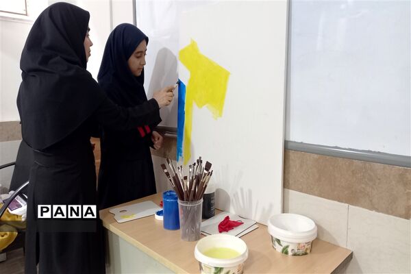 نمایشگاه هنر، با استقبال دانش‌آموزان مدرسه هیأت امنایی فرزانگان شهرستان ملارد