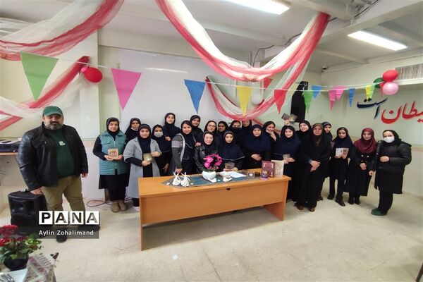 نشست ادبی در دبیرستان شاهد کوثر شهرستان رباط کریم