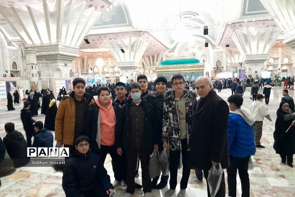 حضور دانش‌آموزان ناحیه دو شهرری در مرقد امام خمینی(ره) به مناسبت آغاز دهه مبارک فجر