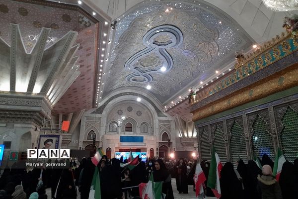 حضور دانش‌آموزان ناحیه دو شهرری در مرقد امام خمینی(ره) به مناسبت آغاز دهه مبارک فجر