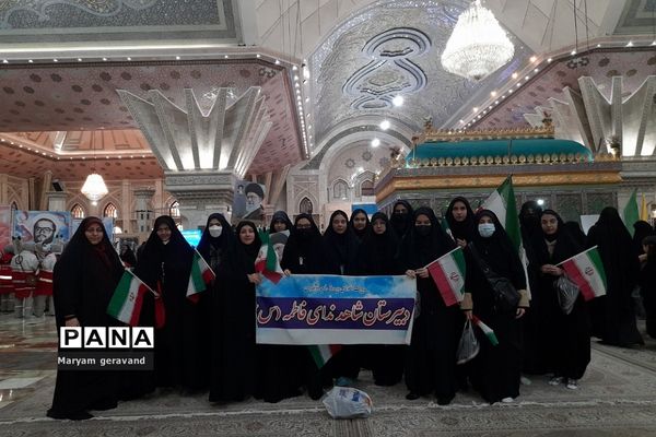 حضور دانش‌آموزان ناحیه دو شهرری در مرقد امام خمینی(ره) به مناسبت آغاز دهه مبارک فجر