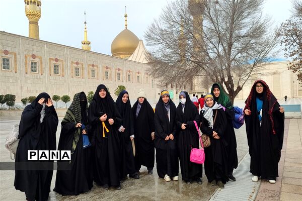 تجدید میثاق دانش آموزان و فرهنگیان منطقه ۵ با امام و آرمان‌های انقلاب