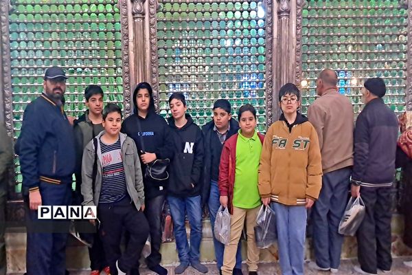 تجدید میثاق دانش آموزان و فرهنگیان منطقه ۵ با امام و آرمان‌های انقلاب