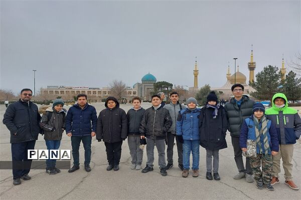 تجدید میثاق دانش آموزان و فرهنگیان منطقه ۵ با امام و آرمان‌های انقلاب