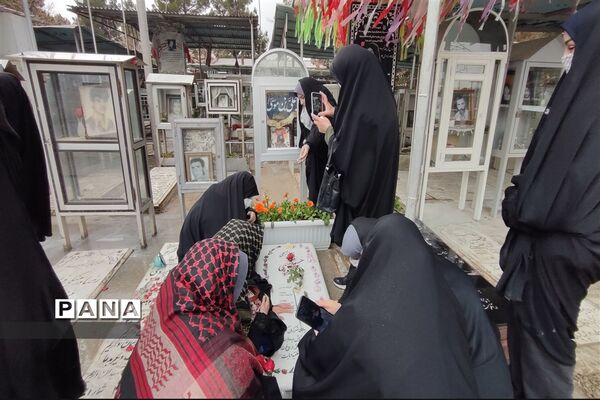 تجدید میثاق دانش آموزان و فرهنگیان منطقه ۵ با امام و آرمان‌های انقلاب