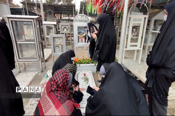 تجدید میثاق دانش آموزان و فرهنگیان منطقه ۵ با امام و آرمان‌های انقلاب