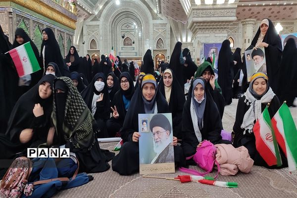 تجدید میثاق دانش آموزان و فرهنگیان منطقه ۵ با امام و آرمان‌های انقلاب