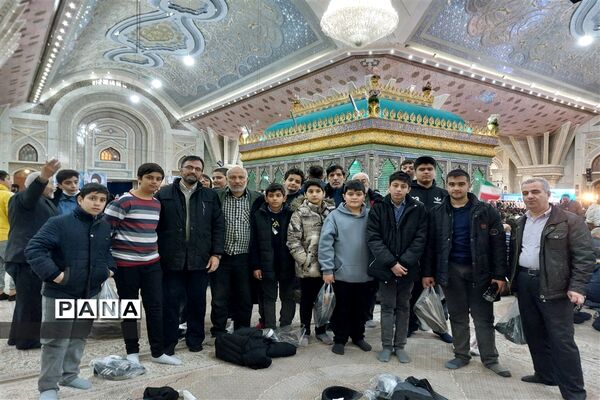 تجدید میثاق دانش آموزان و فرهنگیان منطقه ۵ با امام و آرمان‌های انقلاب