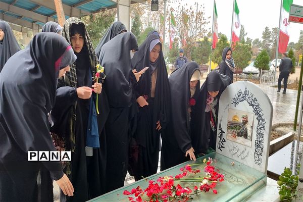 تجدید میثاق دانش آموزان و فرهنگیان منطقه ۵ با امام و آرمان‌های انقلاب