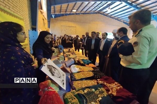 نمایشگاه دست سازه های دانش آموزان شهرستان حاجی آباد