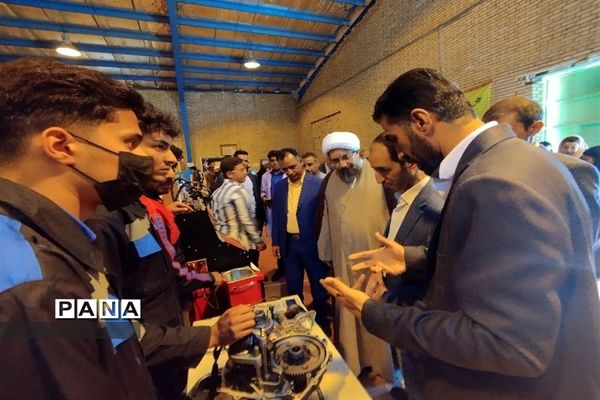 نمایشگاه دست سازه های دانش آموزان شهرستان حاجی آباد