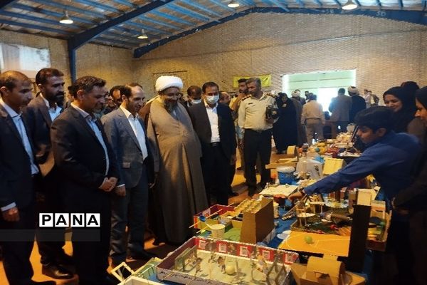 نمایشگاه دست سازه های دانش آموزان شهرستان حاجی آباد