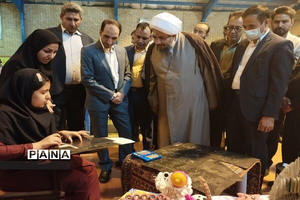 نمایشگاه دست سازه های دانش آموزان شهرستان حاجی آباد