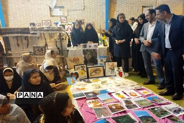 نمایشگاه دست سازه های دانش آموزان شهرستان حاجی آباد