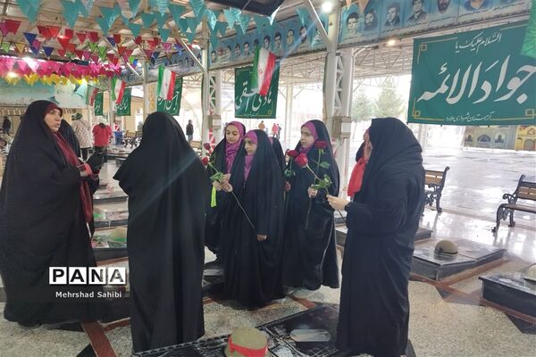 گلباران قبور مطهر شهدا به‌مناسبت دهه فجر در گلزار شهدای شهرستان ملارد
