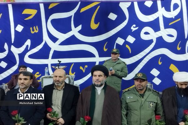 گلباران قبور مطهر شهدا به‌مناسبت دهه فجر در گلزار شهدای شهرستان ملارد