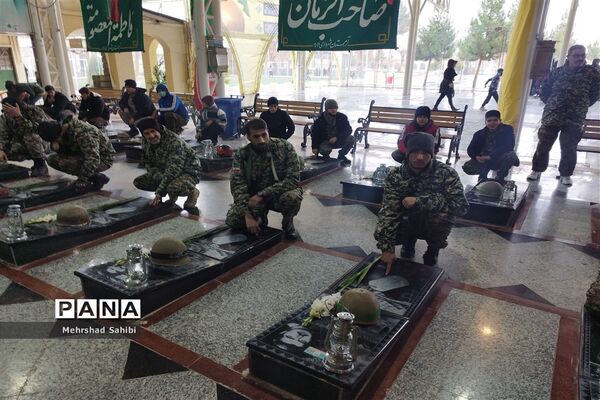 گلباران قبور مطهر شهدا به‌مناسبت دهه فجر در گلزار شهدای شهرستان ملارد