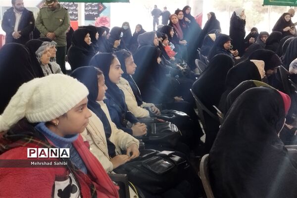 گلباران قبور مطهر شهدا به‌مناسبت دهه فجر در گلزار شهدای شهرستان ملارد