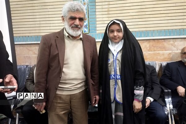 حضور پدر شهید مصطفی احمدی روشن در مراسم آغازین دهه فجر در شهرستان قدس