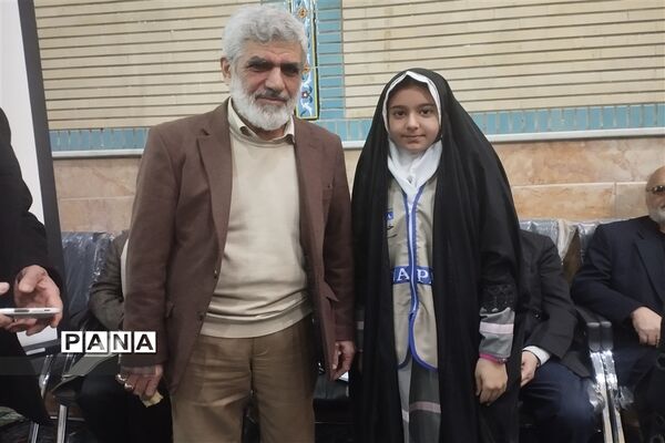 حضور پدر شهید مصطفی احمدی روشن در مراسم آغازین دهه فجر در شهرستان قدس