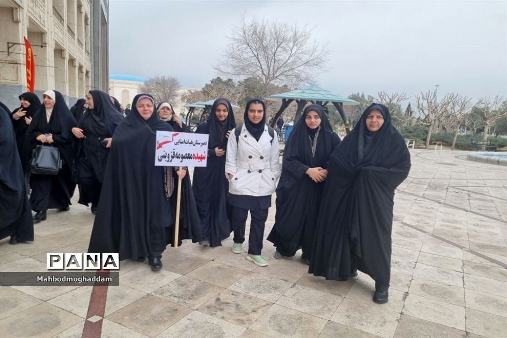 حضور دانش‌آموزان دبیرستان شهیده قزوینی منطقه ۱۳ در حرم مطهر