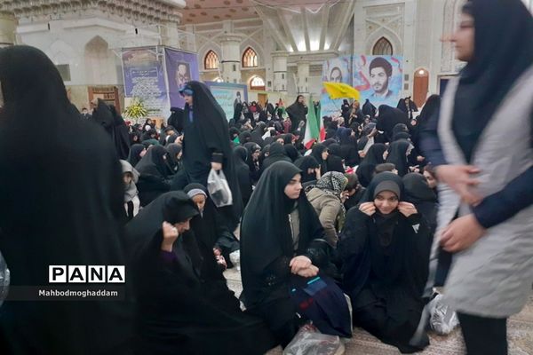 حضور دانش‌آموزان دبیرستان شهیده قزوینی منطقه ۱۳ در حرم مطهر