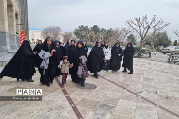 حضور دانش‌آموزان دبیرستان شهیده قزوینی منطقه ۱۳ در حرم مطهر