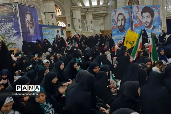 حضور دانش‌آموزان دبیرستان شهیده قزوینی منطقه ۱۳ در حرم مطهر