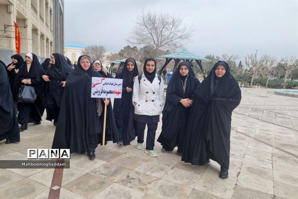 حضور دانش‌آموزان دبیرستان شهیده قزوینی منطقه ۱۳ در حرم مطهر