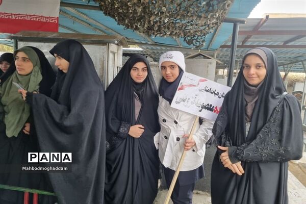 حضور دانش‌آموزان دبیرستان شهیده قزوینی منطقه ۱۳ در حرم مطهر