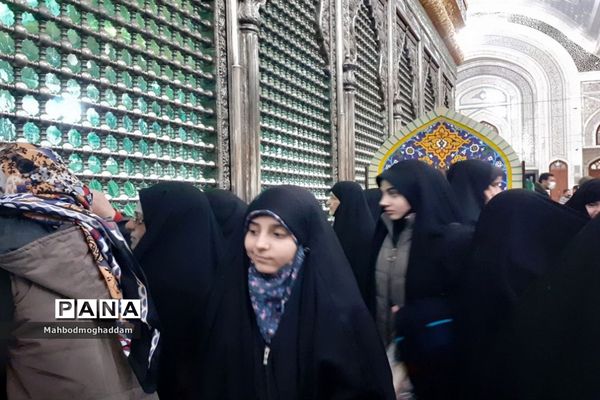 حضور دانش‌آموزان دبیرستان شهیده قزوینی منطقه ۱۳ در حرم مطهر