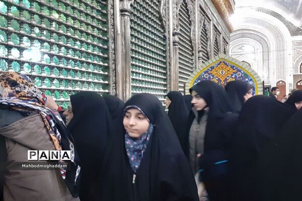 حضور دانش‌آموزان دبیرستان شهیده قزوینی منطقه ۱۳ در حرم مطهر