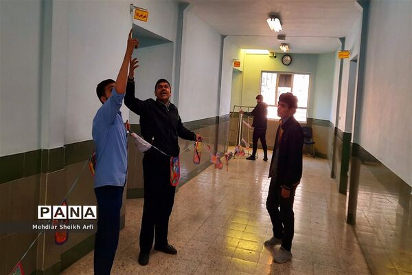فضا‌ سازی ایام الله دهه فجر دبیرستان نمونه آیت الله خامنه‌ای کاشمر