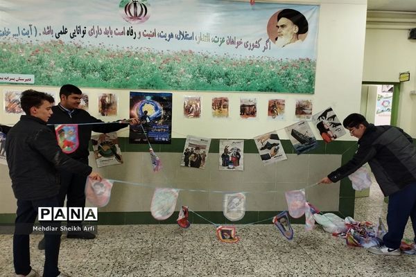 فضا‌ سازی ایام الله دهه فجر دبیرستان نمونه آیت الله خامنه‌ای کاشمر