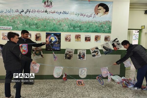 فضا‌ سازی ایام الله دهه فجر دبیرستان نمونه آیت الله خامنه‌ای کاشمر
