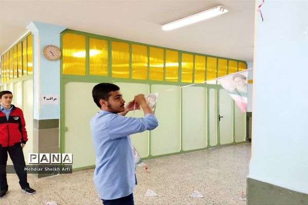 فضا‌ سازی ایام الله دهه فجر دبیرستان نمونه آیت الله خامنه‌ای کاشمر