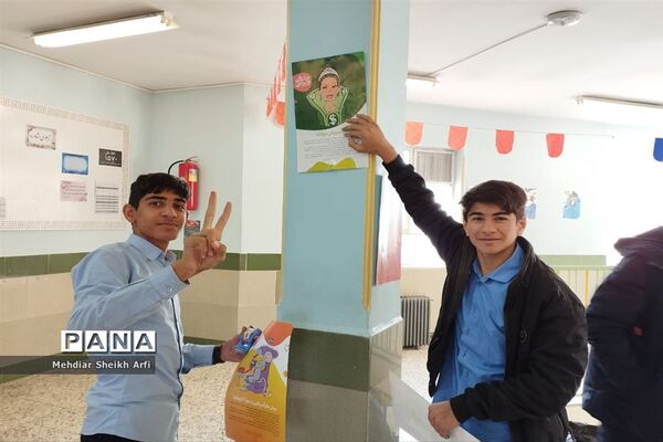 فضا‌ سازی ایام الله دهه فجر دبیرستان نمونه آیت الله خامنه‌ای کاشمر