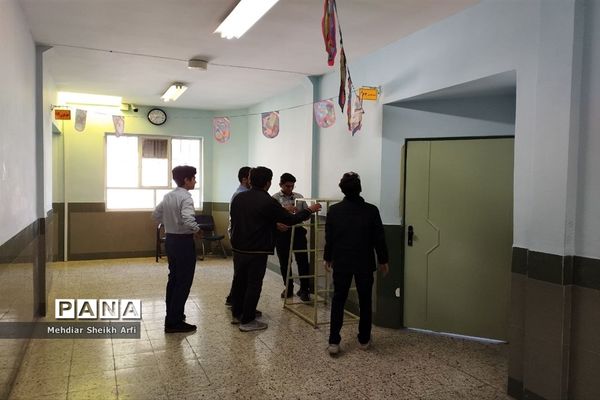 فضا‌ سازی ایام الله دهه فجر دبیرستان نمونه آیت الله خامنه‌ای کاشمر