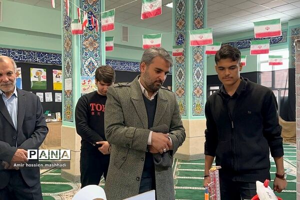 بازدید مدیرکل آموزش و پرورش شهرستان‌های تهران از نمایشگاه مدرسه انقلاب دبیرستان ابن‌سینا رودهن