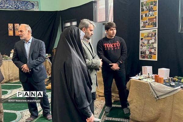 بازدید مدیرکل آموزش و پرورش شهرستان‌های تهران از نمایشگاه مدرسه انقلاب دبیرستان ابن‌سینا رودهن