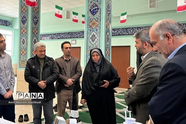 بازدید مدیرکل آموزش و پرورش شهرستان‌های تهران از نمایشگاه مدرسه انقلاب دبیرستان ابن‌سینا رودهن