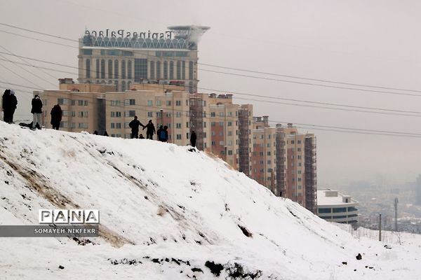 شادی مردم تهران در پی بارش برف زمستانی