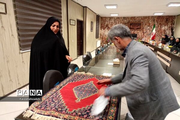 جلسه دانش افزایی رفو و مرمت قالی در هنرستان سمیه منطقه ۱۳