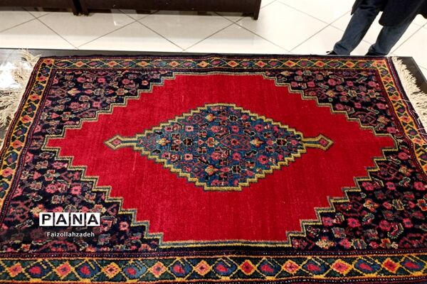 جلسه دانش افزایی رفو و مرمت قالی در هنرستان سمیه منطقه ۱۳