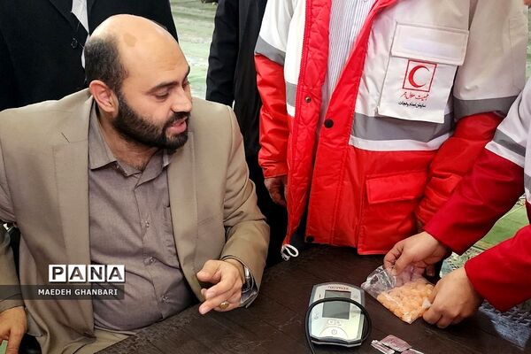 میز خدمت هلال‌احمر در تالار الغدیر شهرستان پردیس