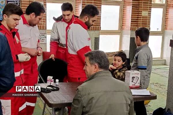 میز خدمت هلال‌احمر در تالار الغدیر شهرستان پردیس