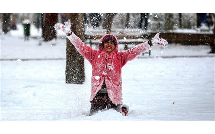 بارش برف فعالیت مدارس بخش‌های قم را در روز شنبه غیرحضوری کرد