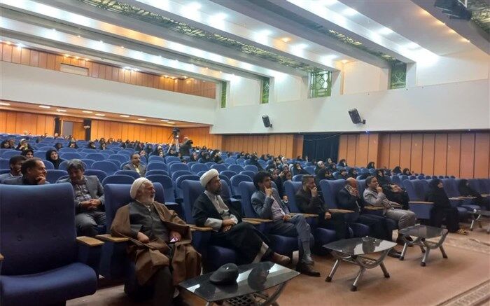 برگزاری آخرین جلسه از سلسله نشست‌های خانواده شاد در  بفروئیه شهرستان میبد/فیلم